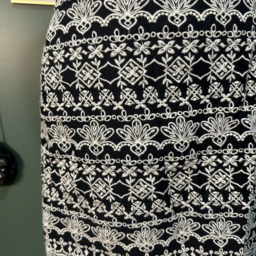💕Loft NWT Black and White Embroidered Skirt Women’s Size 2